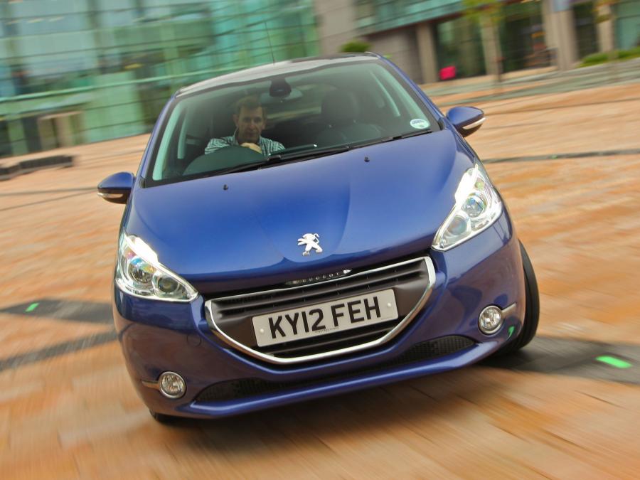  Peugeot 208 3-Door 2012 года  (UK) (фото 3 из 13)